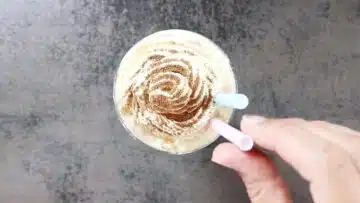 Eiskaffee ohne Zucker: Servieren