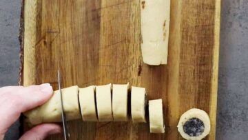 Gefüllte Mohn Plätzchen mit Marzipan: Schneiden