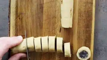 Gefüllte Mohn Plätzchen mit Marzipan: Schneiden