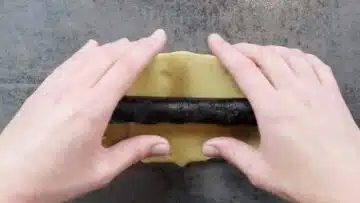 Gefüllte Mohn Plätzchen mit Marzipan: Zusammenlegen