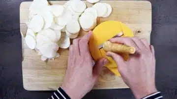 Gemüsechips in der Heißluftfritteuse: Schneiden