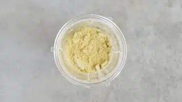 Gesundes Leinsamenbrot ohne Mehl: Mahlen