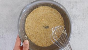 Gesundes Leinsamenbrot ohne Mehl: Mischen