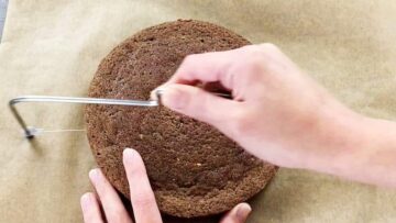 Glutenfreier Low Carb Tortenboden ohne Zucker: Schneiden