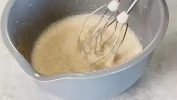 Haselnusseis ohne Zucker: Rühren