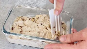 Haselnusseis ohne Zucker: Unterheben