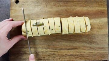Herzhafte Low Carb Plätzchen: Schneiden