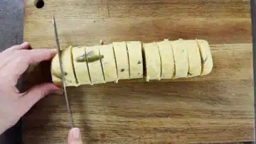 Herzhafte Low Carb Plätzchen: Schneiden