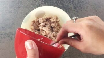 Herzhafte Low Carb Waffeln mit Thunfisch: Abtropfen