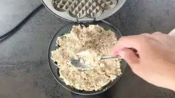 Herzhafte Low Carb Waffeln mit Thunfisch: Backen