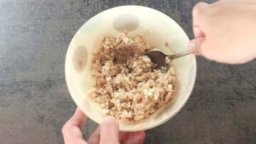 Herzhafte Low Carb Waffeln mit Thunfisch: Vermengen