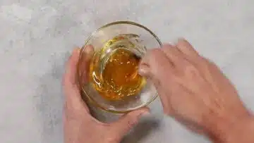 Honig ohne Zucker: Mischen