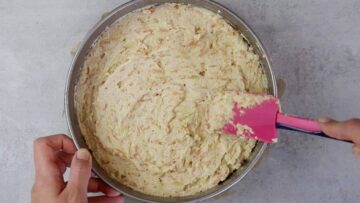 Keto Apfelkuchen: Umfüllen