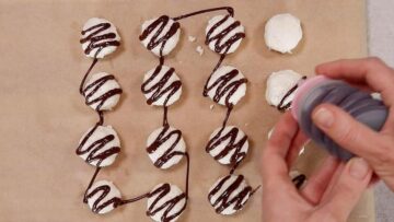 Kokosbällchen ohne Zucker: Dekorieren