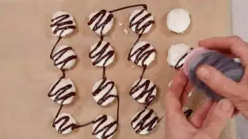 Kokosbällchen ohne Zucker: Dekorieren