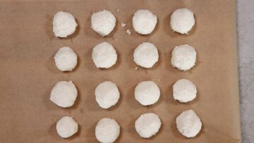 Kokosbällchen ohne Zucker: Kühlen