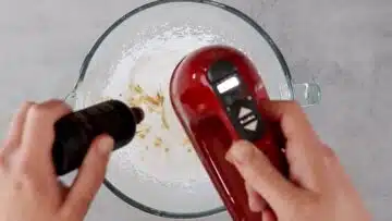 Kokosmakronen ohne Zucker: Einrühren