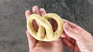 Low Carb Brezel: Formen