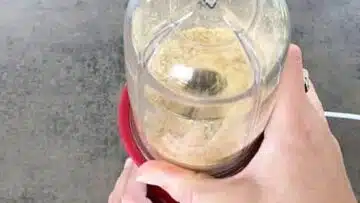 Low Carb Brezel: Mahlen