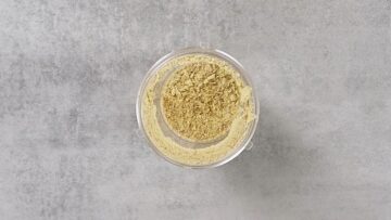 Low Carb Brötchen mit Leinsamen und Karotten: Mahlen