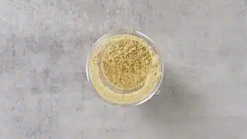 Low Carb Brötchen mit Leinsamen und Karotten: Mahlen