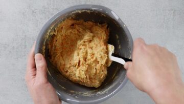 Low Carb Brötchen mit Leinsamen und Karotten: Unterheben