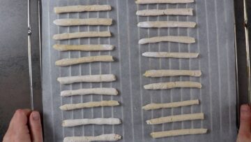 Low Carb Brotsticks: Backen