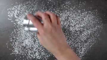 Low Carb Brotsticks: Bemehlen