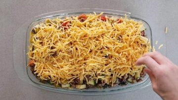 Low Carb Cheeseburger Auflauf: Bestreuen