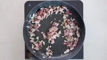 Low Carb Cheeseburger Auflauf: Dünsten