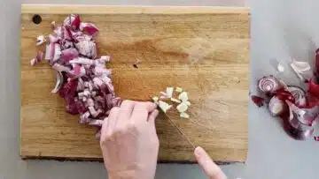 Low Carb Cheeseburger Auflauf: Hacken