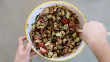 Low Carb Cheeseburger Auflauf: Vermengen