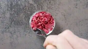 Low Carb Dessert mit Quark: Verteilen