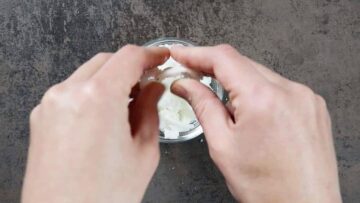 Low Carb Dessert mit Quark: Zerbröseln