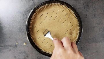 Low Carb Engadiner Nusstorte ohne Zucker: Einstechen