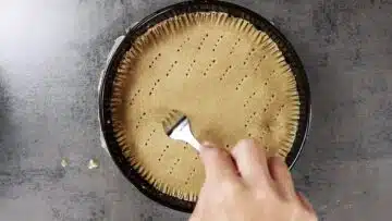 Low Carb Engadiner Nusstorte ohne Zucker: Einstechen