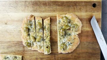 Low Carb Focaccia: Schneiden