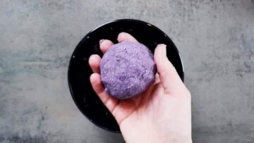 Low Carb Frischkäse Pralinen mit Aronia: Kneten