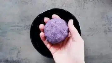 Low Carb Frischkäse Pralinen mit Aronia: Kneten