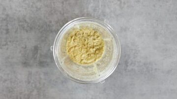 Low Carb Hüttenkäse Toasties: Mahlen