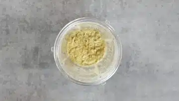 Low Carb Hüttenkäse Toasties: Mahlen