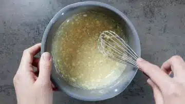 Low Carb Hüttenkäse Toasties: Rühren