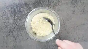 Low Carb Hüttenkäse Toasties: Umfüllen