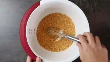 Low Carb Käse Schinken Muffins: Mischen