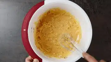 Low Carb Käse Schinken Muffins: Unterheben