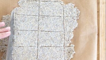 Low Carb Knäckebrot: Vorschneiden