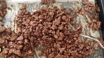 Low carb Knuspermüsli: Auseinanderziehen