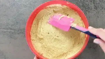 Low Carb Kuchenboden: Umfüllen