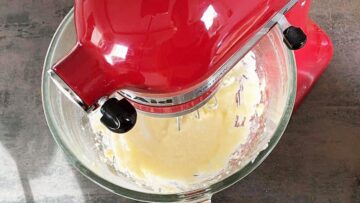 Low Carb Mandelstollen mit Marzipan: Hinzugeben