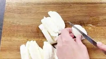 Low Carb Mozzarella Sticks: Schneiden